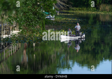 Deux de pêche touristique à partir d'un canoë sur les haines Creek River dans le centre de la Floride USA Banque D'Images