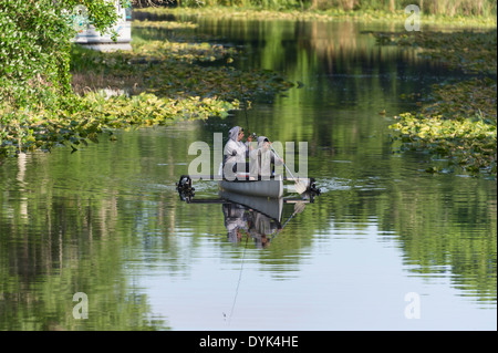 Deux de pêche touristique à partir d'un canoë sur les haines Creek River dans le centre de la Floride USA Banque D'Images