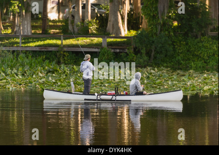 Deux de pêche touristique à partir d'un canoë sur les haines Creek River dans le centre de la Floride USA Banque D'Images