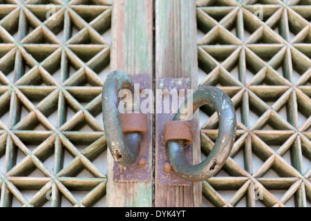 Détail d'une vieille porte en bois, dans un temple bouddhiste de poignées Banque D'Images