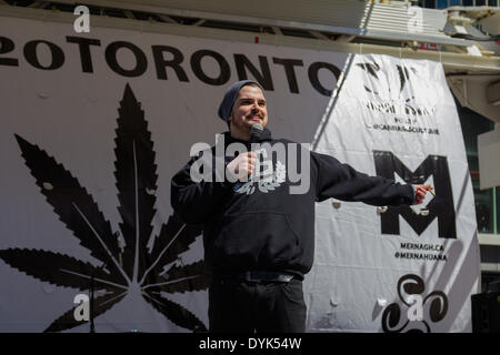 TORONTO, CANADA - 20e avril 2014 : un comédien sur la scène à Dundas Square pour le rassemblement annuel de 420. 4/20 Le rallye est une manifestation contre l'application des lois sur la marijuana actuelle, en fin de compte essayer de rendre le médicament Crédit juridique : Mike Clegg/Alamy Live News Banque D'Images