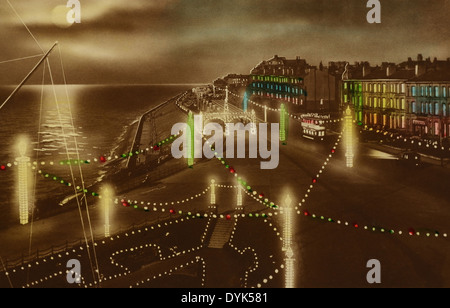 Carte postale couleur des années 1920, à partir de la Metropole Hotel, North Promenade, au-dessus de la mer de lune nuit, illuminations de Blackpool, Royaume-Uni Banque D'Images