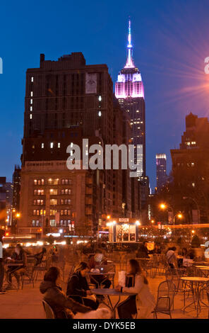 New York, USA. 19 avril 2014 : l'Empire State Building est allumé dans 'Couleurs fades' Pastel à l'occasion de week-end de Pâques. Les lumières ont été fondus Pastel pendant trois jours (18-20 avril) à partir du vendredi et jusqu'au dimanche de Pâques. Les lumières font partie d'un tout nouveau système d'éclairage LED d'art qui ont été installés en novembre 2012 pour remplacer l'édifice d'origine d'éclairage. Credit : Ellen McKnight/Alamy Live News Banque D'Images