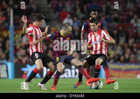 Barcelone, Espagne. Apr 20, 2014. Iniesta entouré d'humains au cours de la ligue espagnole match entre FC. Barcelone et l'Athletic de Bilbao dans le Nou Camp stadium : Action Crédit Plus Sport/Alamy Live News Banque D'Images