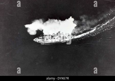 Cette photographie historique montre le 90e groupe de bombes, connu sous le nom de « Jolly Rogers », dans le Pacifique Sud pendant la première Guerre mondiale. Le groupe a exploité des bombardiers B-24 dans des batailles clés sur le théâtre du Pacifique, jouant un rôle crucial dans la victoire alliée. Banque D'Images