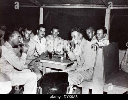 Cette photographie montre le 90th Bomb Group, également connu sous le nom de « Jolly Rogers », exploitant le bombardier B-24 pendant la seconde Guerre mondiale. Le groupe était actif dans le Pacifique Sud, jouant un rôle clé dans les missions de bombardement stratégique. Banque D'Images