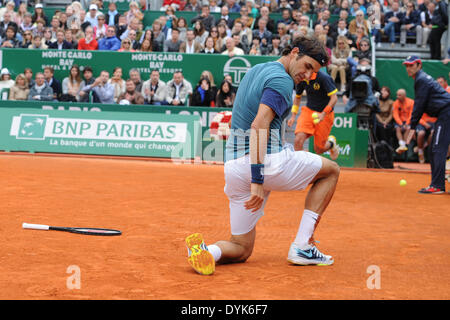 Monaco, Monte Carlo. Apr 20, 2014. Tennis ATP Masters final. Roger Federer (SUI) et Stanislas Wawrinka (SUI). Roger Federer (SUI) gouttes sa raquette au cours de l'Action Crédit : Plus Sport/Alamy Live News Banque D'Images