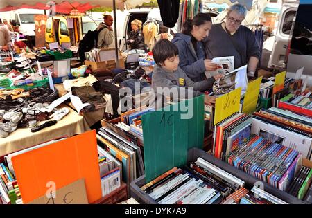 Paris, France. Apr 20, 2014. Les clients choisissent des livres à un marché aux puces dans la banlieue de Paris, France, le 20 avril 2014. Beaucoup de résidents locaux comme aller au marché aux puces le week-end pour obtenir des biens d'occasion, en particulier ceux qui ont des caractéristiques culturelles. © Chen Xiaowei/Xinhua/Alamy Live News Banque D'Images