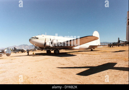 Le Boeing 307 Stratoliner, un avion pionnier dans le développement du transport aérien commercial, était exploité par Pan American Airways et d'autres compagnies aériennes. Doté du moteur Wright Cyclone et d'un design avancé, il fut l'un des premiers avions de ligne pressurisés. Ce modèle est connu pour son rôle dans le service Clipper Flying Cloud, révolutionnant le transport aérien dans les années 1930 Banque D'Images