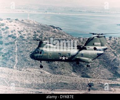 Cette image montre l'hélicoptère Boeing Vertol CH-46 Sea Knight, BuNo 156441, avec sa configuration distinctive de rotor tandem. Le Sea Knight a été largement utilisé par la marine américaine pour les opérations de transport et de logistique pendant la guerre froide et au-delà. Il a été photographié à NAS North Island, San Diego. Banque D'Images