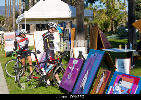 Couple sur le port des vélos à pignon à l'art à l'art sur la plage de Santa Barbara, Californie Banque D'Images