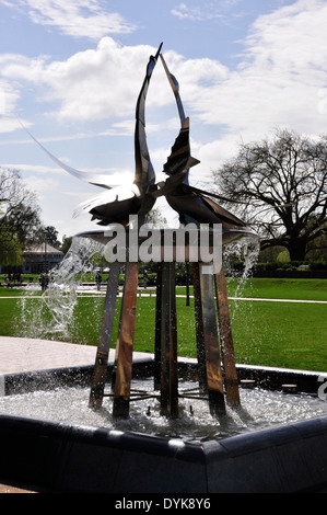 Stratford Upon Avon - riverside Bancroft gdns - swan fountain - vue contre jour -soleil du printemps - pétillante - blue sky Banque D'Images