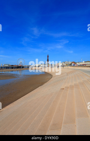 La tour de Blackpool Central Pier, promenade en bord de mer, et la régénération, Lancashire, England, UK. Banque D'Images