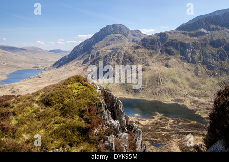 Le CWM Idwal et monter de Tryfan Y Garn south east ridge dans les montagnes de Snowdonia National Park. Ogwen Gwynedd au nord du Pays de Galles Royaume-uni Grande-Bretagne Banque D'Images