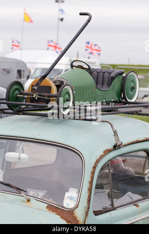 Volkswagen Beetle Rat avec toy voiture de sport sur le toit Banque D'Images