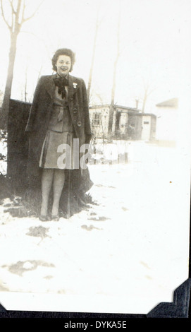 Cette image du 125e Escadron de liaison montre son personnel et ses avions en action pendant la IIe Guerre mondiale. L'escadron a joué un rôle essentiel dans la communication et le soutien aux opérations militaires américaines en Europe. Banque D'Images