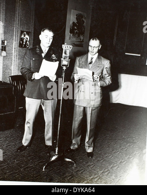 Cette image montre le 125e escadron de liaison pendant la seconde Guerre mondiale. L'escadron a fourni des services de communication et de reconnaissance essentiels, faisant souvent voler des avions légers pour livrer des messages et des rapports dans les zones de combat. Banque D'Images