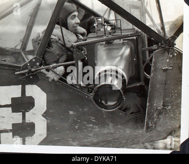 Cette image montre le 125e escadron de liaison, qui fait partie des forces aériennes de l'armée américaine pendant la première Guerre mondiale. La mission de l'escadron était principalement la reconnaissance et la communication, vitales pour la coordination et le soutien militaires pendant les opérations de guerre. Banque D'Images