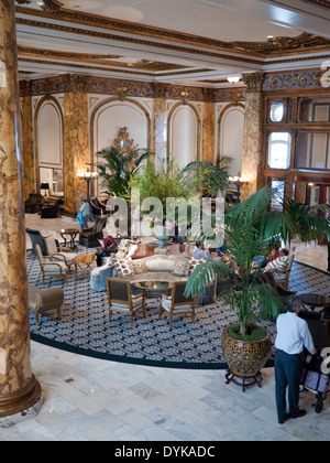 Une vue de l'intérieur du hall de l'historique et luxueux Fairmont San Francisco Hôtels à San Francisco, Californie. Banque D'Images