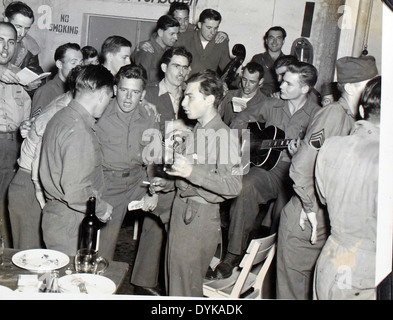 Cette image montre le 125e escadron de liaison pendant la guerre mondiale IIe Guerre mondiale L'escadron était responsable de la reconnaissance, de la liaison et des communications, soutenant les opérations militaires dans divers théâtres pendant la guerre. Banque D'Images