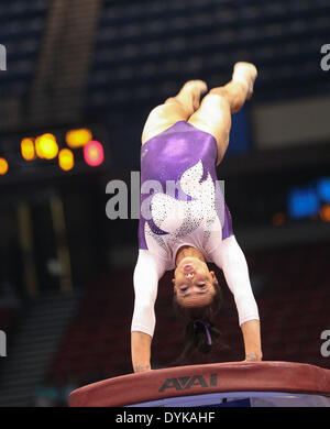 Birmingham, Alabama, USA. Apr 20, 2014. 20 avril 2014 : la LSU Rheagan Courville exécute son vault au cours de l'épreuve individuelle Finale de la NCAA 2014 Women's Gymnastics Championships au Birmingham-Jefferson Convention Complex à Birmingham, AL. Kyle Okita/CSM/Alamy Live News Banque D'Images