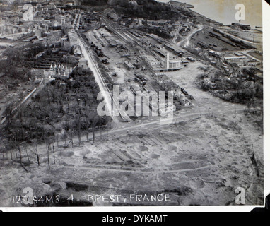 Cette image montre le 125e Escadron de liaison pendant la seconde Guerre mondiale, soulignant leur rôle dans le soutien des communications et de la coordination militaires. Les escadrons de liaison étaient cruciaux pour faciliter les communications entre les forces terrestres et les unités aériennes. Banque D'Images