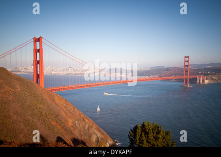 Une vue aérienne de la Golden Gate Bridge vu de Marin County, en Californie. San Francisco est dans la distance. Banque D'Images