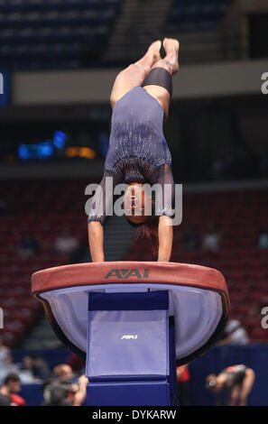 Birmingham, Alabama, USA. Apr 20, 2014. 20 avril 2014 : Olivia Courtney de l'UCLA ses pratiques au cours de l'épreuve individuelle de la base de la finale NCAA 2014 Women's Gymnastics Championships au Birmingham-Jefferson Convention Complex à Birmingham, AL. Kyle Okita/CSM/Alamy Live News Banque D'Images