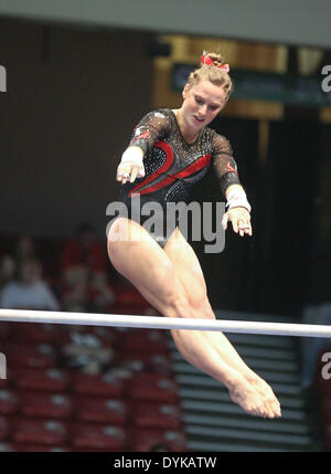 Birmingham, Alabama, USA. Apr 20, 2014. 20 avril 2014 : Kristina Vaculik de Stanford sur les barres lors de l'épreuve individuelle Finale de la NCAA 2014 Women's Gymnastics Championships au Birmingham-Jefferson Convention Complex à Birmingham, AL. Kyle Okita/CSM/Alamy Live News Banque D'Images