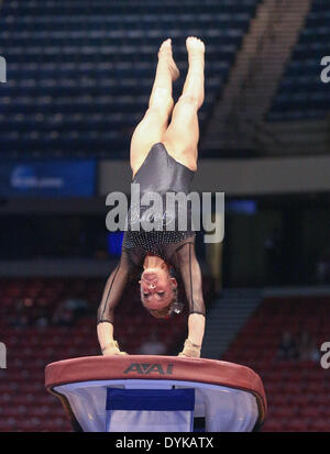 Birmingham, Alabama, USA. Apr 20, 2014. 20 avril 2014 la Géorgie : Lindsey joue sur la base au cours de l'épreuve individuelle Finale de la NCAA 2014 Women's Gymnastics Championships au Birmingham-Jefferson Convention Complex à Birmingham, AL. Kyle Okita/CSM/Alamy Live News Banque D'Images