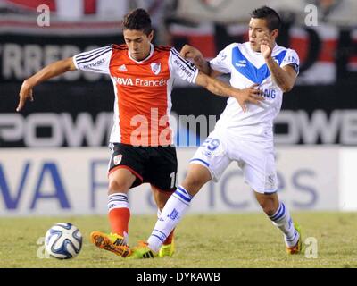 Buenos Aires, Argentine. Apr 20, 2014. River Plate's player Manuel Lanzini(L) convoite la la balle avec Lucas Romero de Velez Sarsfield lors d'un dernier match du tournoi 2014 à Buenos Aires, Argentine, le 20 avril 2014. © Maximiliano Luna/TELAM/Xinhua/Alamy Live News Banque D'Images