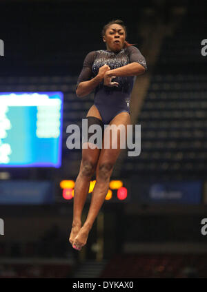 Birmingham, Alabama, USA. Apr 20, 2014. 20 avril 2014 : Olivia Courtney de l'UCLA sur la base au cours de l'épreuve individuelle Finale de la NCAA 2014 Women's Gymnastics Championships au Birmingham-Jefferson Convention Complex à Birmingham, AL. Kyle Okita/CSM/Alamy Live News Banque D'Images