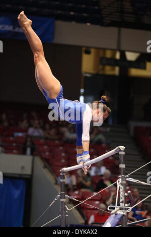 Birmingham, Alabama, USA. Apr 20, 2014. 20 avril 2014 : Florida's Alaina Johnson effectue sa routine de bar au cours de l'événement individuel finales de la NCAA 2014 Women's Gymnastics Championships au Birmingham-Jefferson Convention Complex à Birmingham, AL. Kyle Okita/CSM/Alamy Live News Banque D'Images