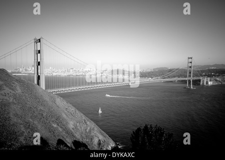 Un noir et blanc vue aérienne de la Golden Gate Bridge vu de Marin County, en Californie. San Francisco est dans la distance. Banque D'Images