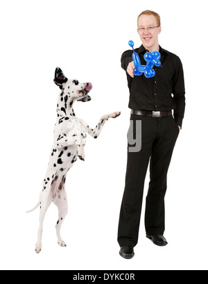 Zauberer junger mit ein Ballontier bastelt ballons, les jeunes magic bricoler un ballon animal avec des ballons, Mann spielt mit Dalmat Banque D'Images