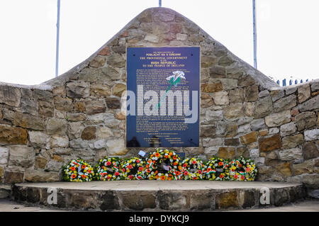 Des couronnes de fleurs jetées lors de la parcelle Républicaine Irlandaise, Milltown Cemetery, Belfast, Irlande du Nord. Banque D'Images