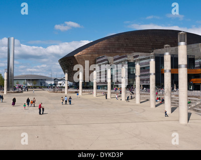 Le Wales Millennium Centre Arts Centre et tour de l'eau caractéristique à Roald Dahl Plass de Cardiff Bay Banque D'Images