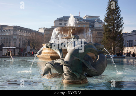 Une fontaine et sculpture à Trafalgar Square Londres Angleterre Banque D'Images