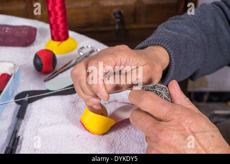 Image main d'hommes anciens traditionnels couture boules jai alai Banque D'Images