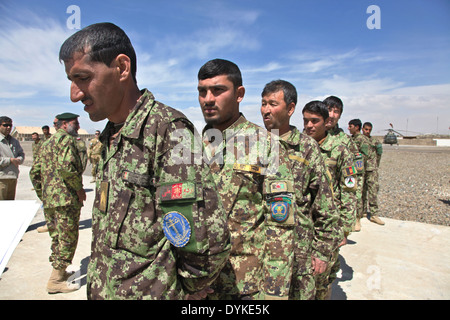 Les soldats de l'Armée nationale afghane de la 3e Brigade, 203e Corps canadien avant qu'une ligne d'évacuation médicale Cours de formation à la base d'opérations avancée Ghazni 15 avril 2014 dans la province de Ghazni, Afghanistan. Banque D'Images