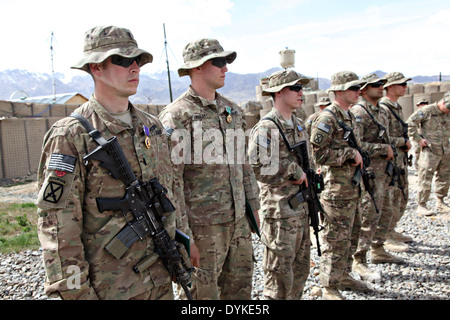 Les soldats américains du 1er Bataillon, 32e Régiment d'infanterie, 3e Brigade Combat Team, 10e division de montagne au garde à vous lors d'une cérémonie de remise des médailles à la base d'opérations avancée Sultan Kheyl 16 avril 2014, dans la province de Wardak, en Afghanistan. Banque D'Images
