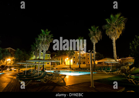 La nuit sur l'aire de piscine. Hotel Aguamarina, Arenal d'en Castell, Minorque. Banque D'Images