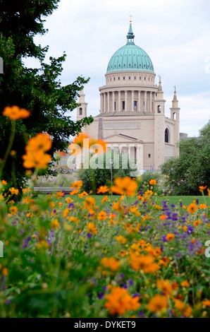 Regard sur l'Église Nikolai à Potsdam (Allemagne) Banque D'Images