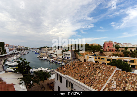 Vue sur le toit sur le port de Minorque dans la ville de Ciutadella. Banque D'Images