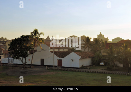 Église et Temple Bouddhiste, Galle, Sri Lanka Banque D'Images