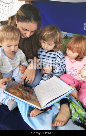 Mère lire un livre à ses enfants dans une Billi-Bolli lit en mezzanine Banque D'Images