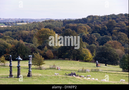 Yorkshire Sculpture Park, YSP, Wakefield, Royaume-Uni, 7 Oct 2012 : Henry Moore, motif vertical no 2 & moutons Banque D'Images