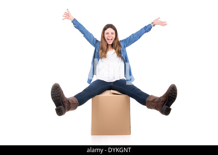 Belle fille avec des boîtes de carton déballage in new home Banque D'Images