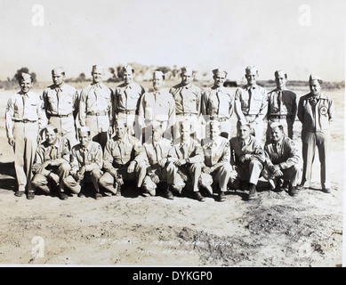 Cette image montre des membres du 125e escadron de liaison pendant la seconde Guerre mondiale, une unité responsable de la reconnaissance et de la communication à l'appui des opérations militaires sur le terrain. Banque D'Images