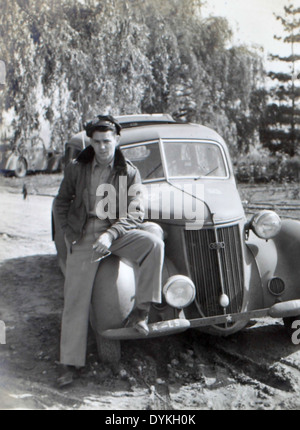 L'image montre des avions du 125e Escadron de liaison pendant la seconde Guerre mondiale. Cette unité a fourni un soutien essentiel en matière de reconnaissance et de communication à l'aide d'avions de liaison tels que les l-4 et l-5 Cubs. Banque D'Images